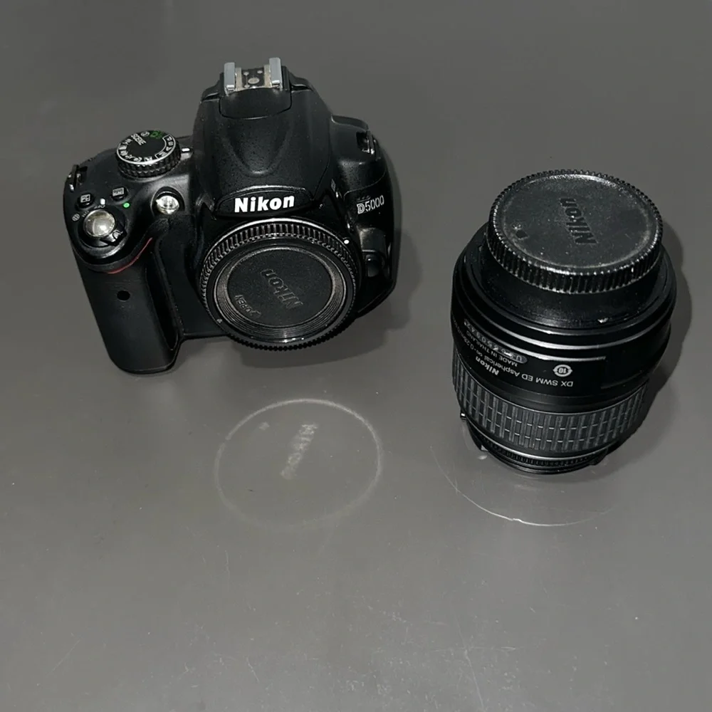 Nikon D5000 DSLR camera body and lens 18-55mm